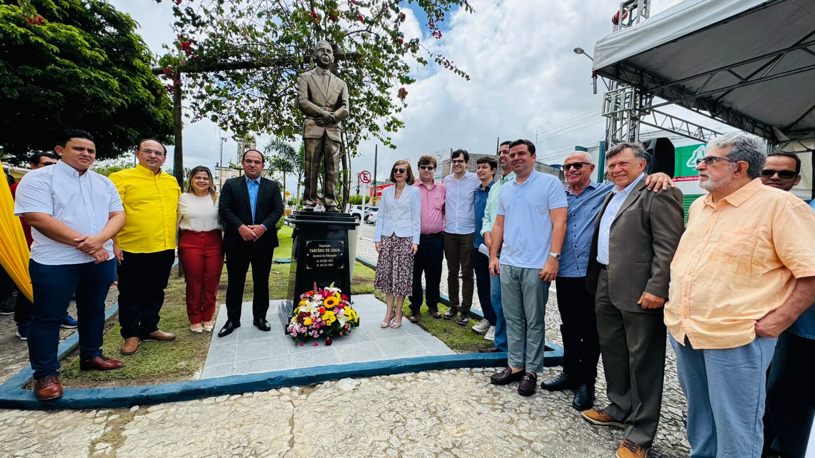 Junqueiro presta homenagem ao eterno Deputado Tarcísio de Jesus com aposição de estátua